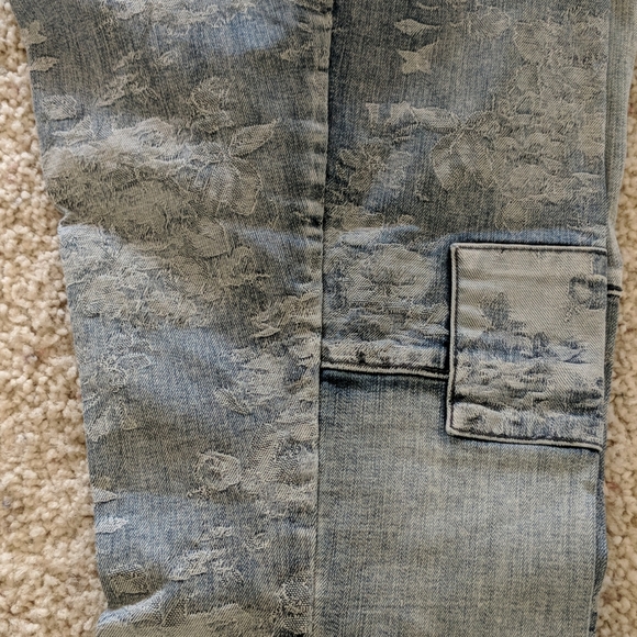 Chicos so slimming jeans size 0.5 with lacy flower - Picture 2 of 9